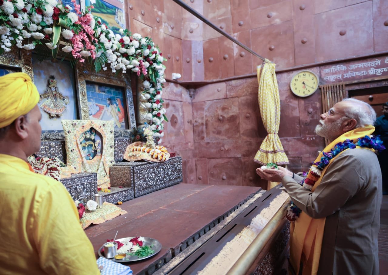 पीएम मोदी ने श्रीकृष्ण जन्मभूमि के किए दर्शन और पूजन, बोले- मथुरा के कण-कण में समाए हैं कृष्ण