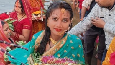 उगते सूर्य को अर्ध्य देती श्रद्धालुजन