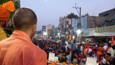 यूपी के सीएम के स्वागत को उमड़ा जनसैलाब, लहराया भगवा- गूंजा-योगी-योगी