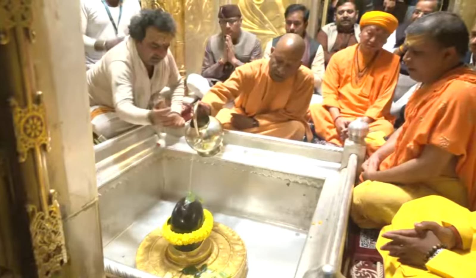 सीएम योगी ने झुकाए बाबा के दर पर शीश,समृद्ध उत्तर प्रदेश के लिए की प्रार्थना