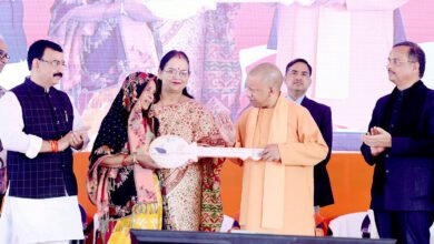 सीएम योगी ने लाभार्थियों को वितरित किए चेक, प्रमाण पत्र और आवास की चाबी