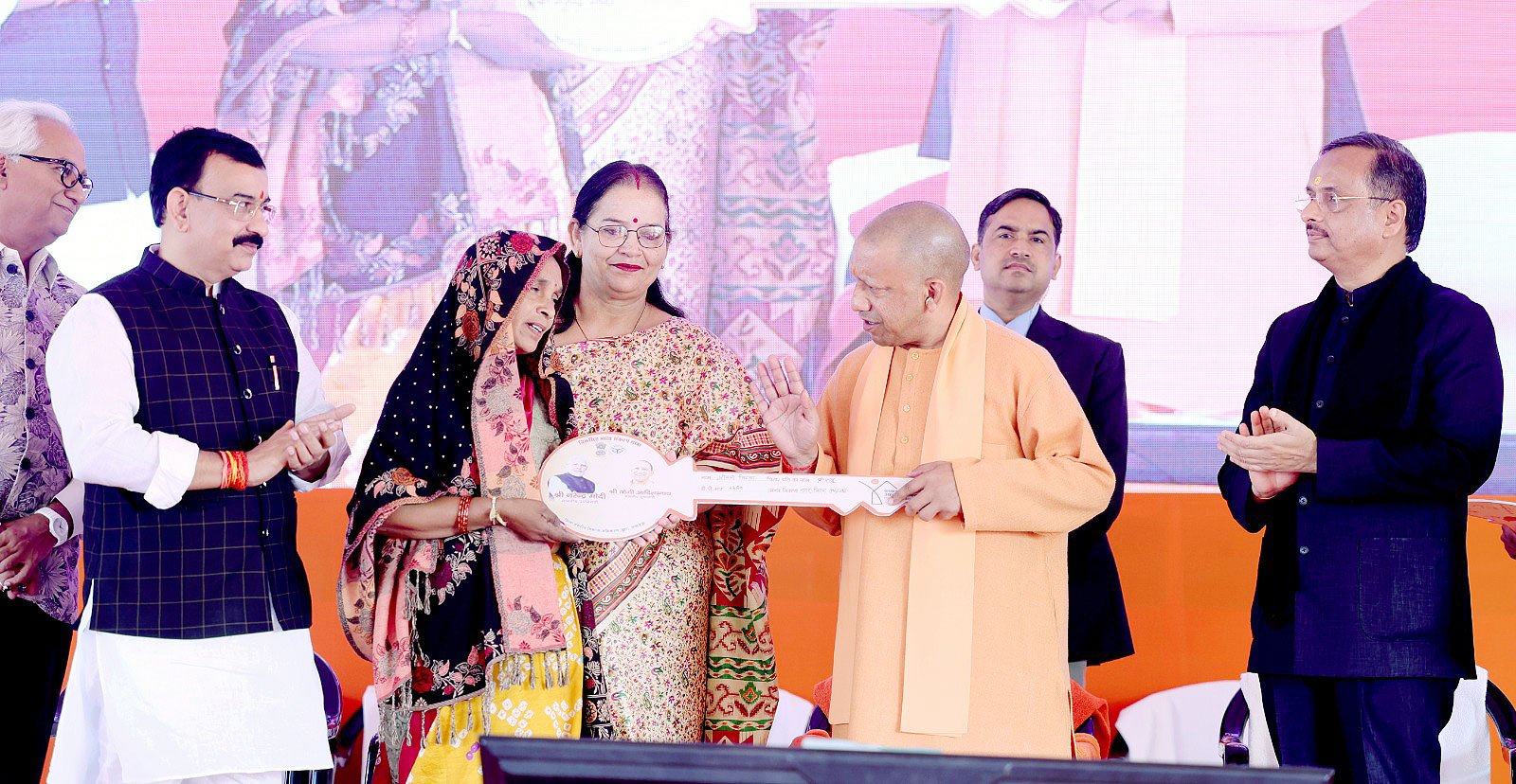सीएम योगी ने लाभार्थियों को वितरित किए चेक, प्रमाण पत्र और आवास की चाबी