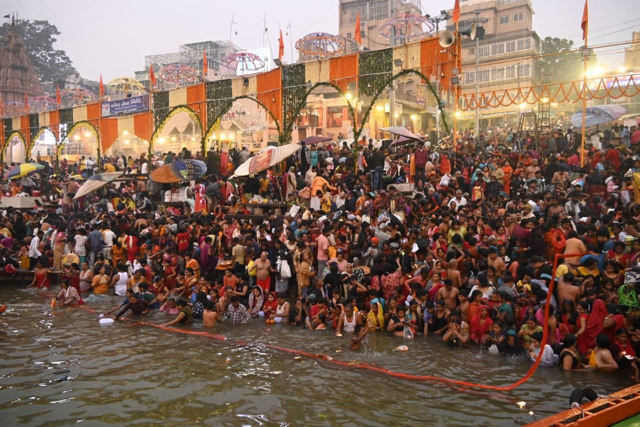 पवित्र नदियों, जलाशयों में स्नान के लिए उमड़ा श्रद्धालुओं का जन सैलाब