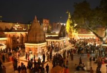 श्रावण मास में श्री काशी विश्वनाथ मंदिर और पूरे कांवड़ मार्ग की सुरक्षा के लिए योगी सरकार ने हाईटेक सुरक्षा व्यवस्था लागू की है। जियो-फेंसिंग, एंटी-ड्रोन सिस्टम, टेथर्ड ड्रोन, एआई आधारित फेस रिकग्निशन, ऑटोमेटिक नंबर प्लेट रिकग्निशन और 2,575 से अधिक सीसीटीवी कैमरों के माध्यम से जल, थल और नभ तीनों स्तरों पर 24 घंटे निगरानी होगी। मंदिर परिसर, प्रमुख घाटों, चौराहों और शहर की सीमाओं पर आधुनिक तकनीक से श्रद्धालुओं की सुरक्षा, भीड़ प्रबंधन और यातायात व्यवस्था सुनिश्चित की जाएगी।