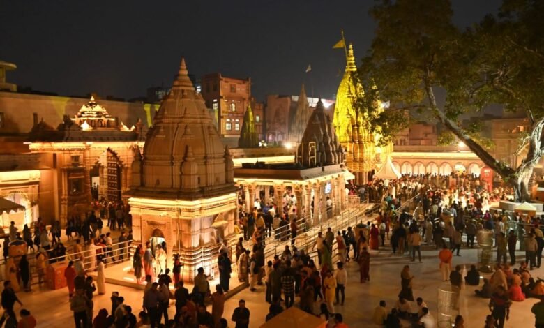 श्रावण मास में श्री काशी विश्वनाथ मंदिर और पूरे कांवड़ मार्ग की सुरक्षा के लिए योगी सरकार ने हाईटेक सुरक्षा व्यवस्था लागू की है। जियो-फेंसिंग, एंटी-ड्रोन सिस्टम, टेथर्ड ड्रोन, एआई आधारित फेस रिकग्निशन, ऑटोमेटिक नंबर प्लेट रिकग्निशन और 2,575 से अधिक सीसीटीवी कैमरों के माध्यम से जल, थल और नभ तीनों स्तरों पर 24 घंटे निगरानी होगी। मंदिर परिसर, प्रमुख घाटों, चौराहों और शहर की सीमाओं पर आधुनिक तकनीक से श्रद्धालुओं की सुरक्षा, भीड़ प्रबंधन और यातायात व्यवस्था सुनिश्चित की जाएगी।