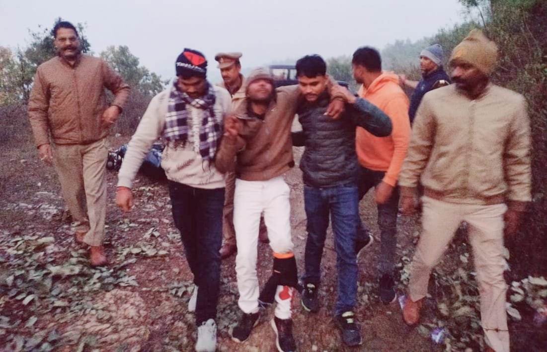 पुलिस मुठभेड़ में गोली लगने से 15 हजार का ईनामी बदमाश घायल, दूसरा फरार