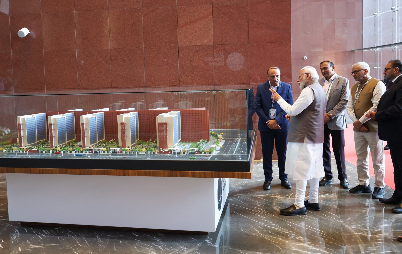 दुनिया में डायमंड बोर्स के साथ सूरत व भारत का नाम भी आएगा: मोदी