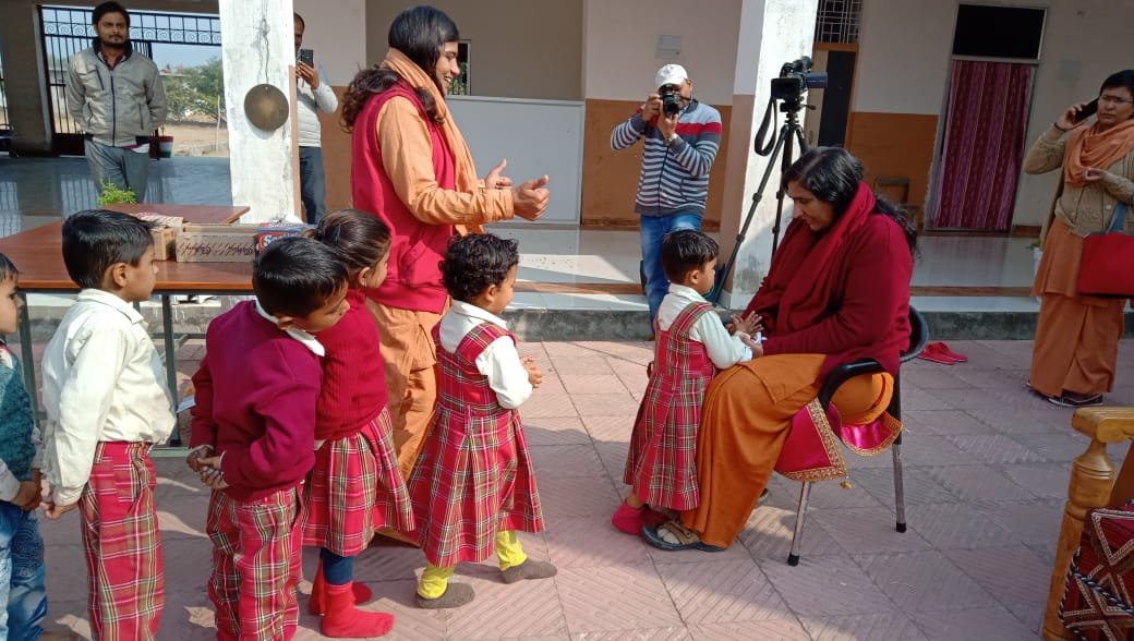 सेवा भाव से दीदी मां बन गयीं साध्वी ऋतंभरा