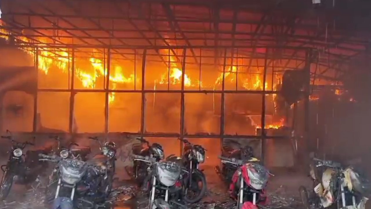 मोटरसाइकिल शोरूम में लगी भीषण आग, सैकड़ों गाडियां जलकर खाक
