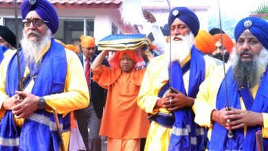 वीर बाल दिवस पर मुख्यमंत्री आवास में सीएम योगी ने किया श्रीगुरु ग्रंथ साहिब का स्वागत.सिर माथे पर गुरु ग्रंथ साहिब को धारण कर चले मुख्यमंत्री योगी