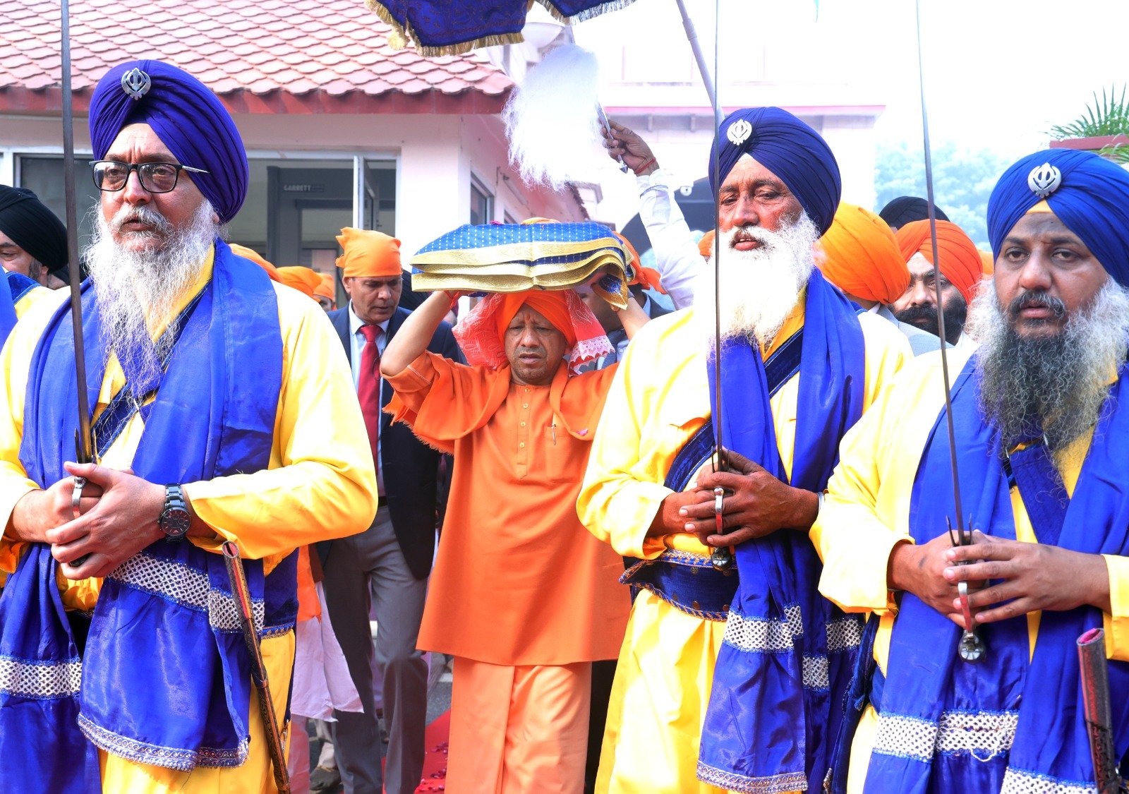 वीर बाल दिवस पर मुख्यमंत्री आवास में सीएम योगी ने किया श्रीगुरु ग्रंथ साहिब का स्वागत.सिर माथे पर गुरु ग्रंथ साहिब को धारण कर चले मुख्यमंत्री योगी