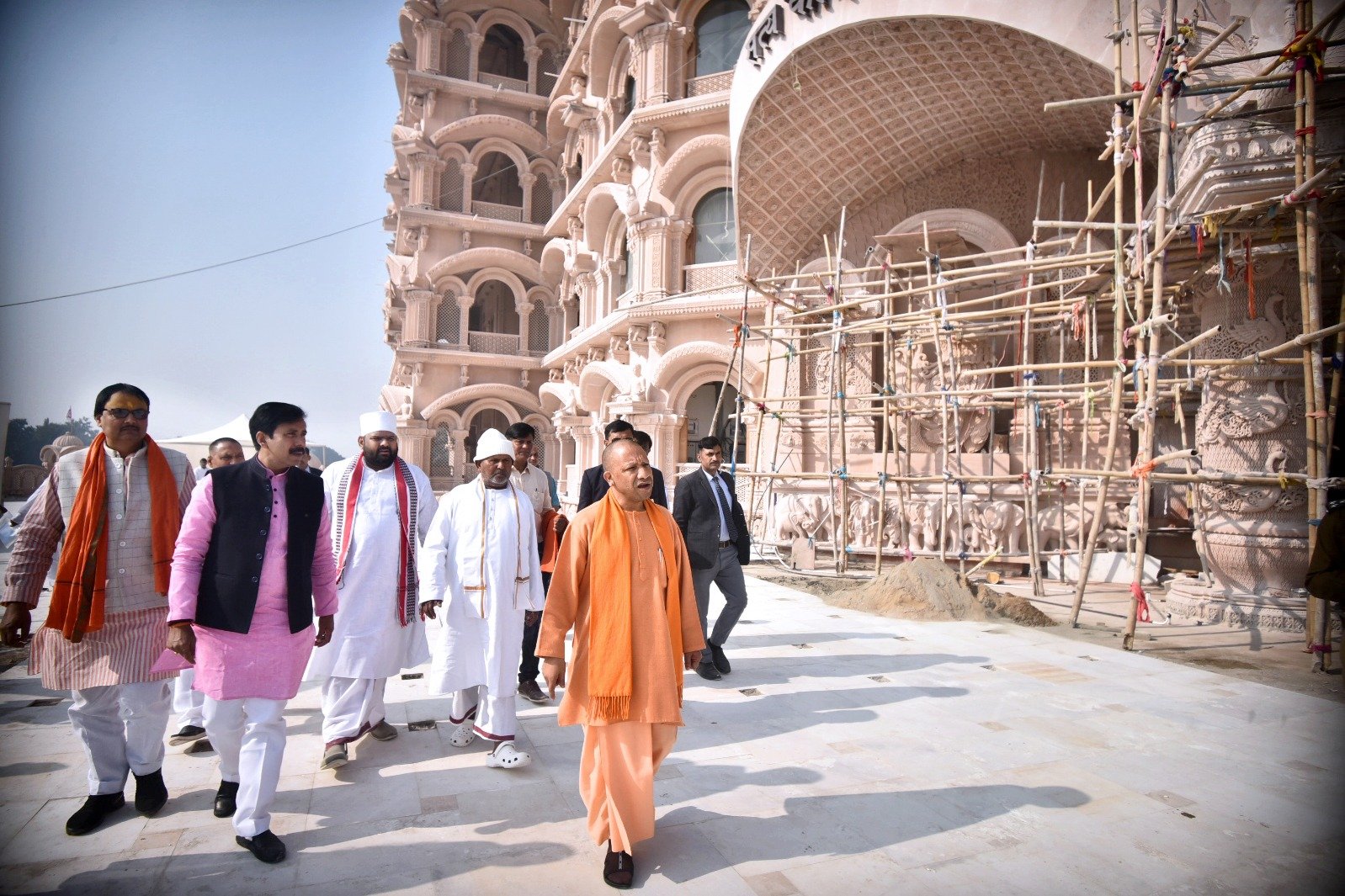 प्रधानमंत्री के कार्यक्रम की तैयारियां परखने वाराणसी के स्वर्वेद महामंदिर धाम पहुंचे सीएम योगी आदित्यनाथ