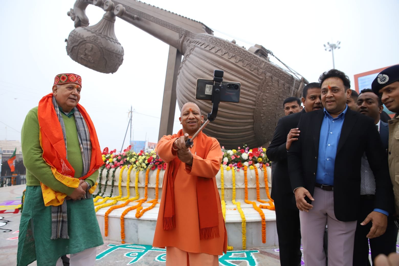 हनुमानगढ़ी-रामलला के किए दर्शन-पूजन, लता मंगेशकर चौक पर ली सेल्फी