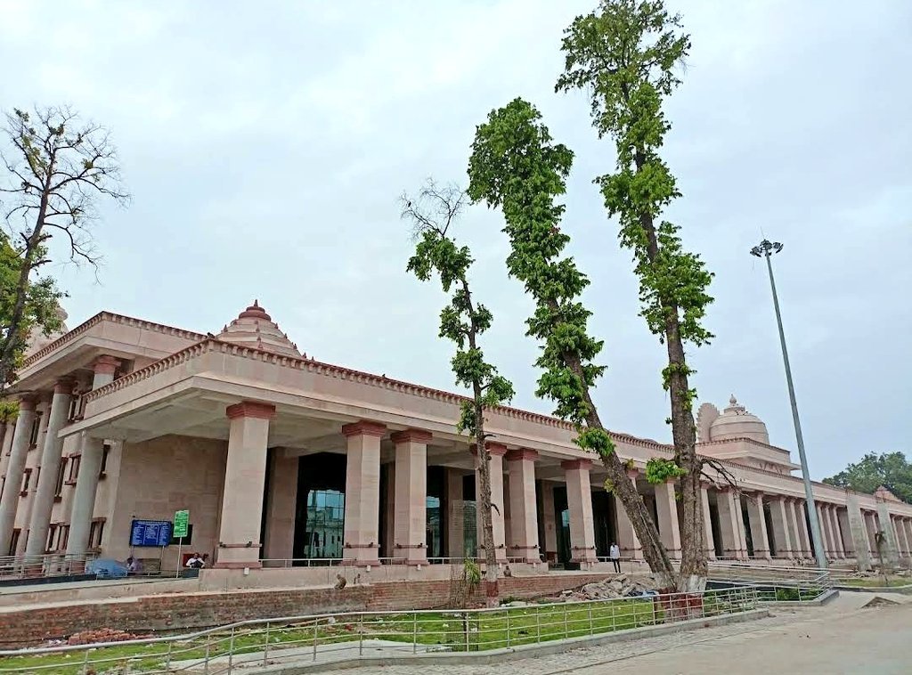 वर्ल्ड क्लास सुविधाओं से लैस होगा अयोध्या रेलवे स्टेशन.अबतक एक छोटे से रेलवे स्टेशन के रूप में रही है पहचान.240 करोड़ की लागत से तैयार हुआ है अयोध्या स्टेशन का भव्य भवन.पूरी तरह से वातानुकूलित है श्रीराम नगरी का शानदार रेलवे स्टेशन.