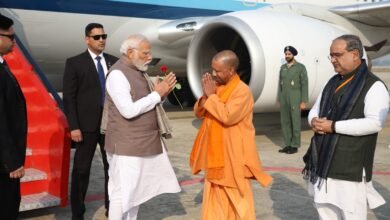 एयरपोर्ट पर मुख्यमंत्री योगी आदित्यनाथ ने की अगवानी