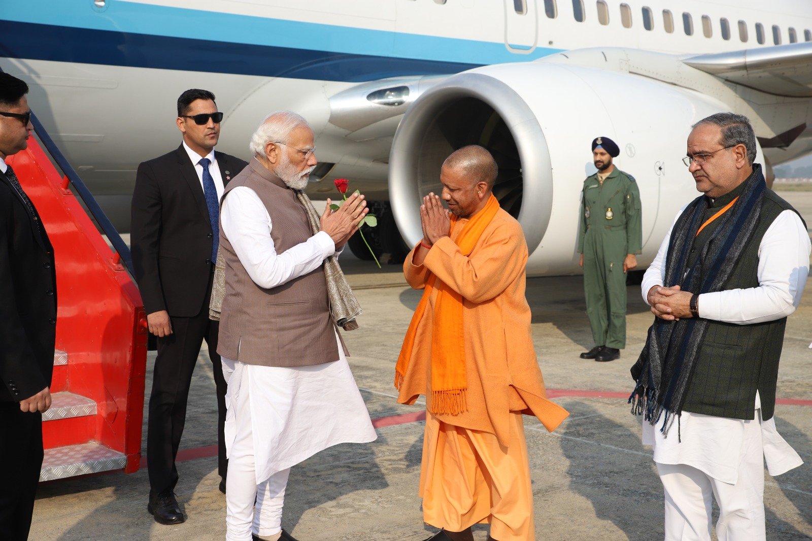 एयरपोर्ट पर मुख्यमंत्री योगी आदित्यनाथ ने की अगवानी