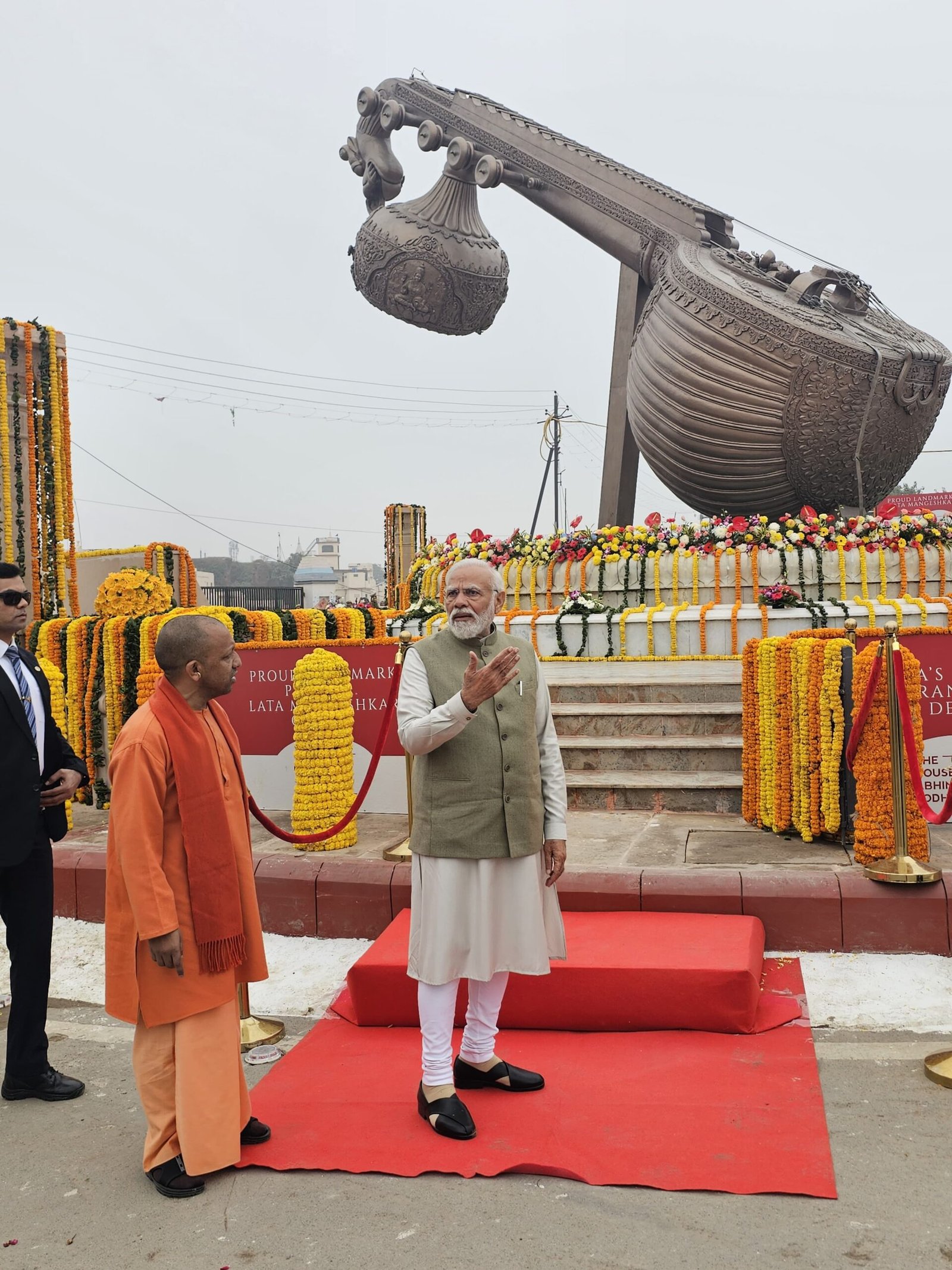 लता मंगेशकर चौक की सुंदरता देख पीएम हुए भाव विभोर, सीएम योगी से ली जानकारी