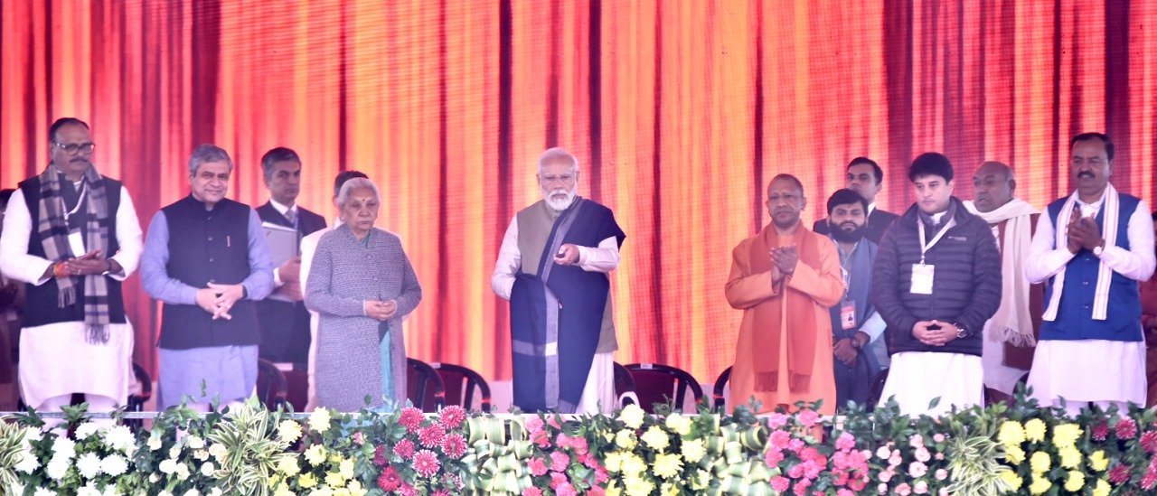 केंद्रीय रेल मंत्री अश्वनी वैष्णव और केंद्रीय नागर विमानन व उड्डयन मंत्री ज्योतिरादित्य सिंधिया ने अयोध्या में जनसभा संबोधन के दौरान कही ये बात