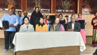 अग्रसेन कन्या इंटर कॉलेज में संकल्प संस्था द्वारा सहयोगियो को शाल एवं कम्बल वितरित