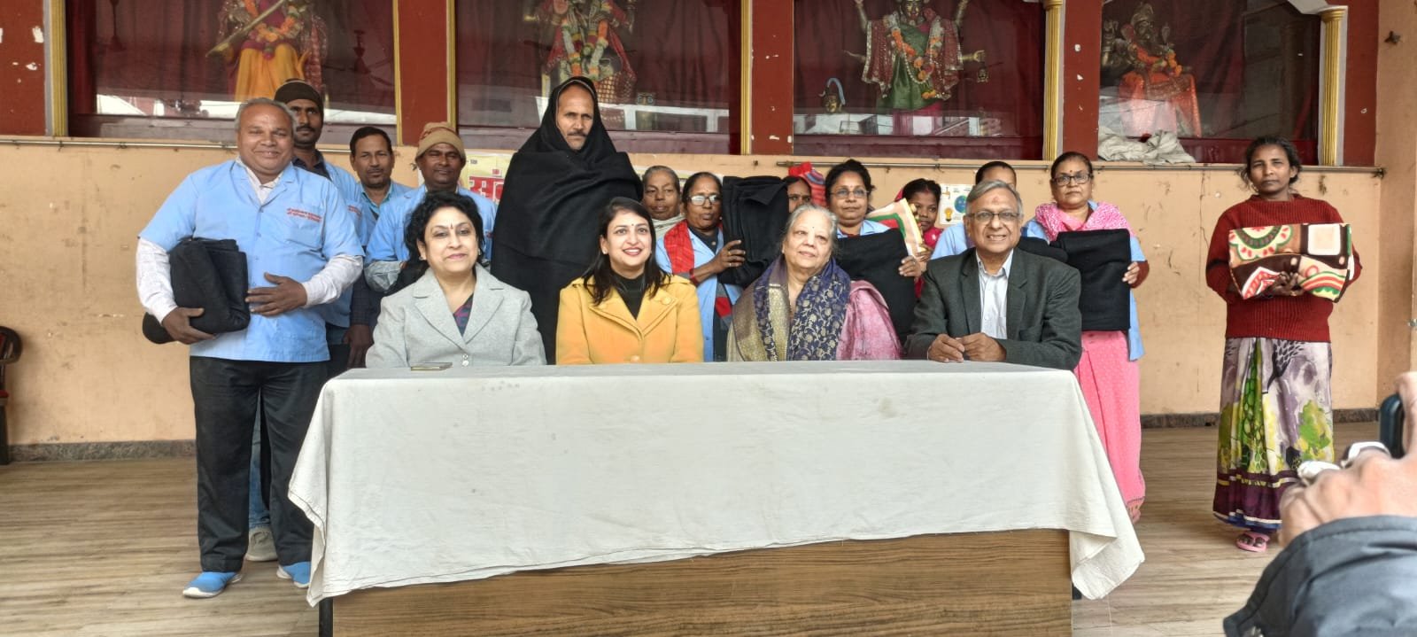अग्रसेन कन्या इंटर कॉलेज में संकल्प संस्था द्वारा सहयोगियो को शाल एवं कम्बल वितरित