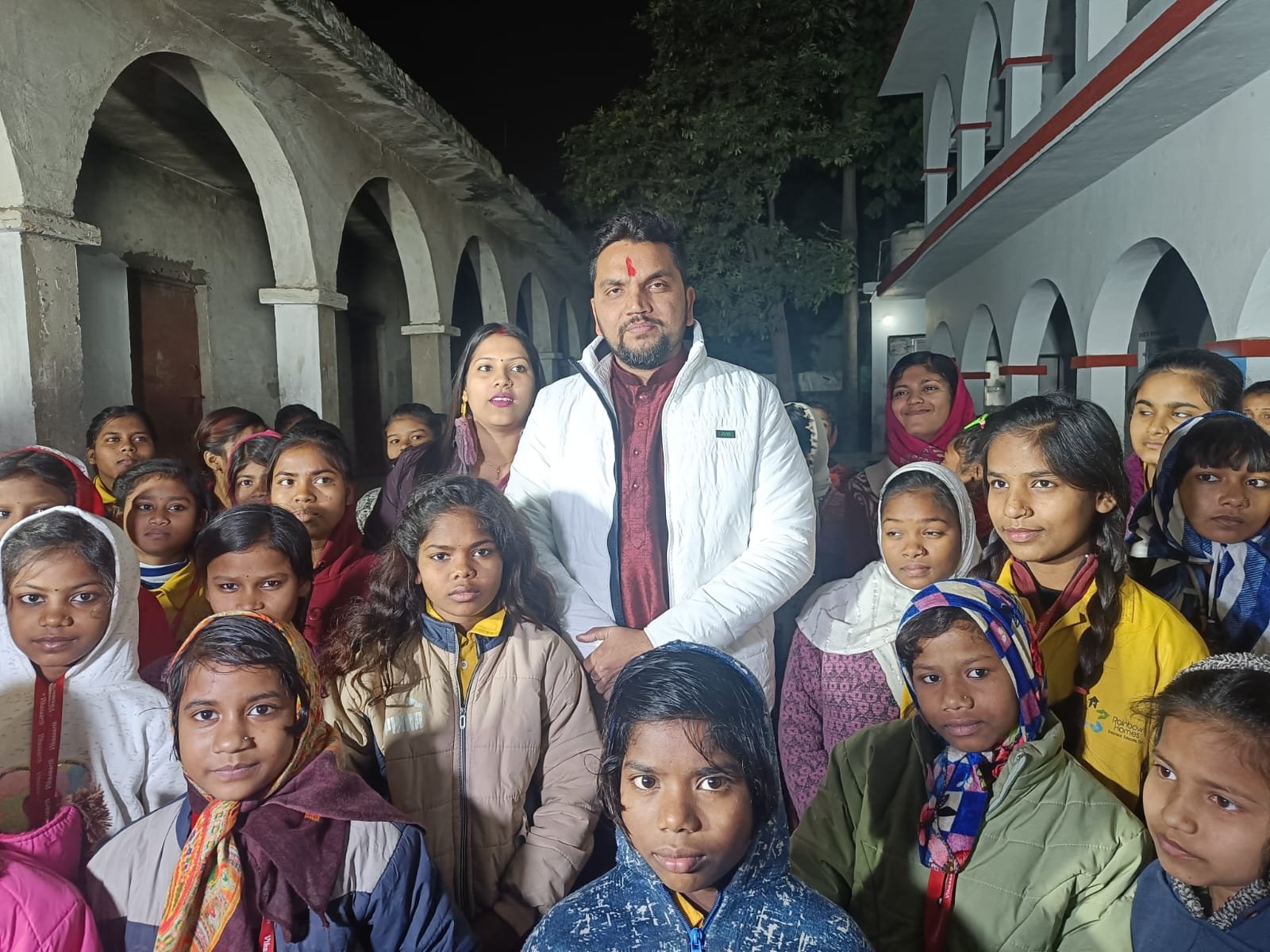 अनाथालय में डोनेशन देकर गुंजन सिंह ने मनाया अपना जन्मदिन, तो पत्नी ने टैटू बनाकर कर दिया तोहफा
