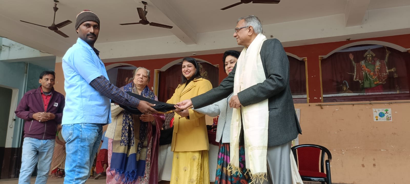 अग्रसेन कन्या इंटर कॉलेज में संकल्प संस्था द्वारा सहयोगियो को शाल एवं कम्बल वितरित 