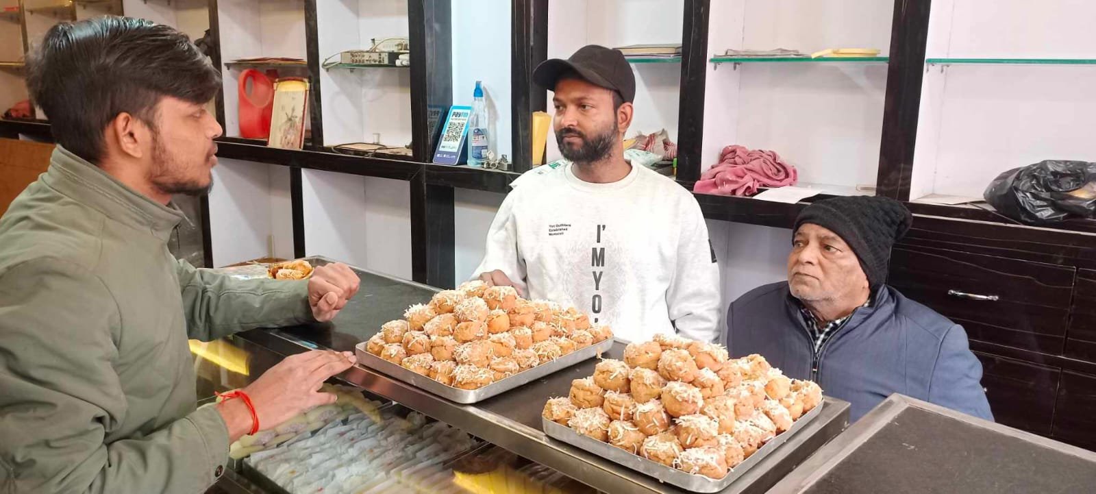 "मिठाई बेचने और बनाने वालों के दोनों हाथ में लड्डू"