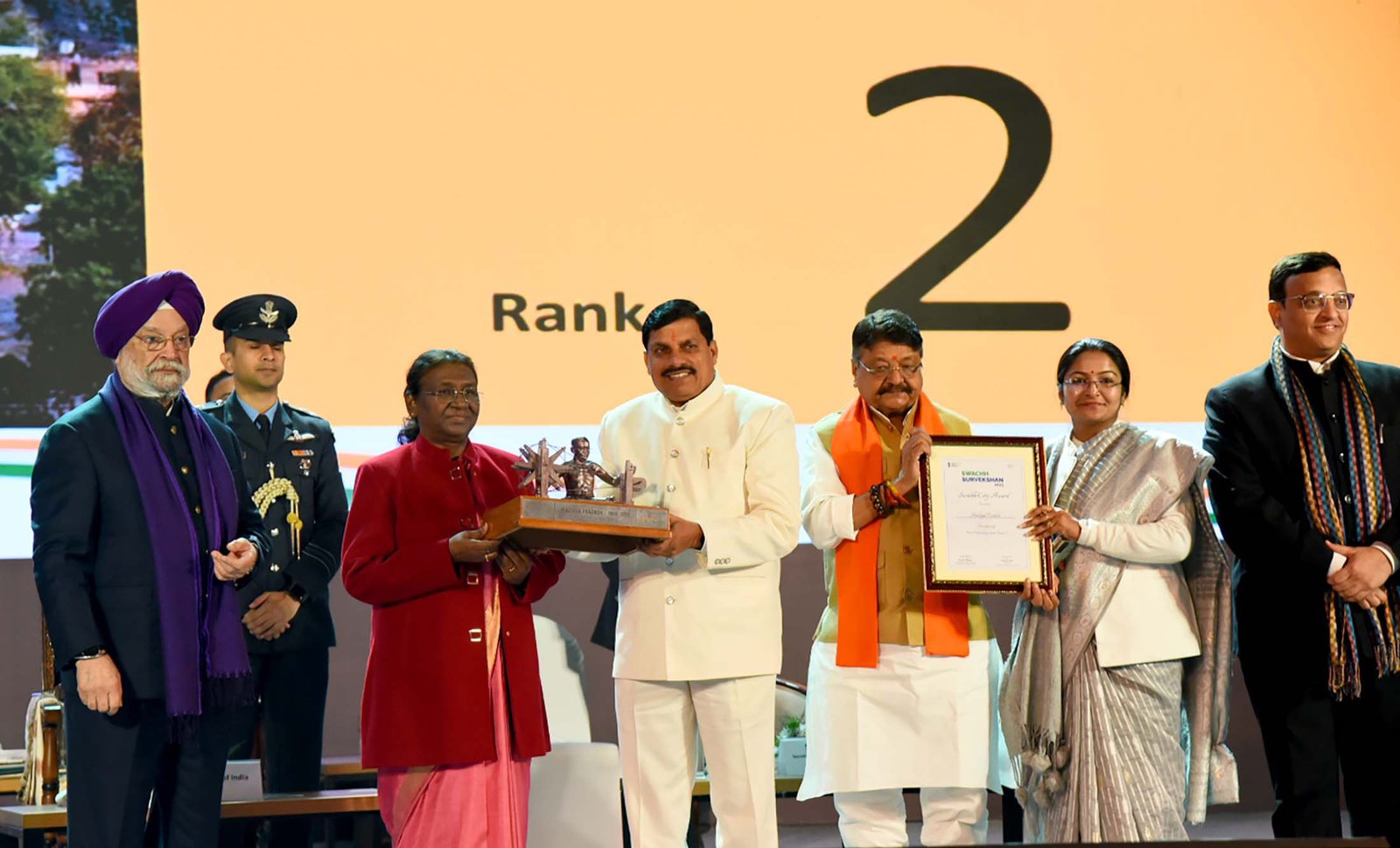 इंदौर लगातार सातवीं बार देश का सबसे स्वच्छ शहर, राष्ट्रपति मुर्मू ने यादव को दिया पुरस्कार