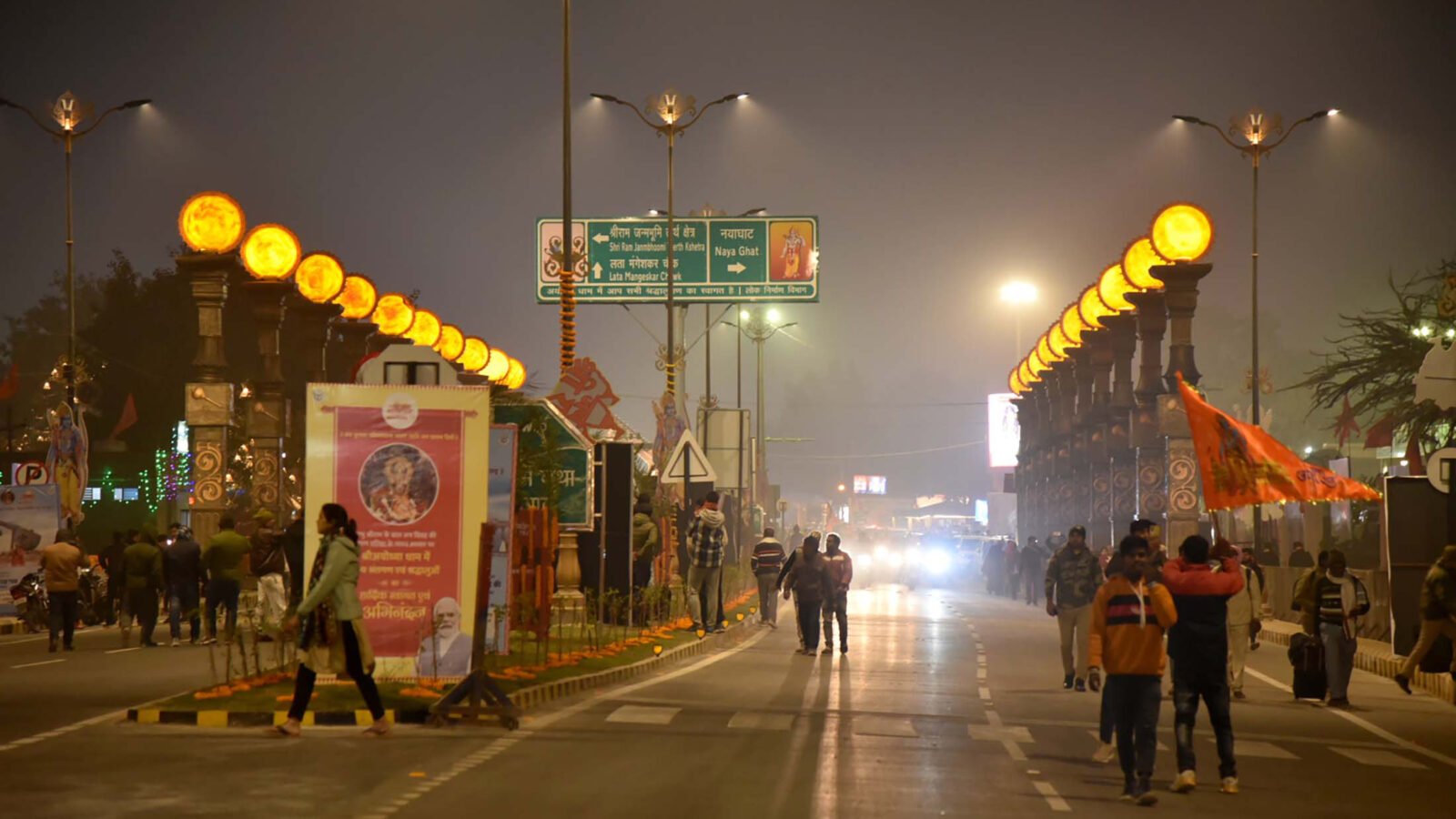 अयोध्या दीपोत्सव 2025 इस बार तकनीकी दृष्टि से ऐतिहासिक बनने जा रहा है। मुख्यमंत्री योगी आदित्यनाथ के निर्देश पर पहली बार 11 एआई कैमरों के जरिए पूरे मेला क्षेत्र की निगरानी की जाएगी। ये कैमरे न केवल भीड़ की गिनती करेंगे, बल्कि संदिग्ध व्यक्तियों की पहचान भी कर सकेंगे। लता चौक, धर्म पथ, राम पथ और राम की पैड़ी पर लगाए गए कैमरे लाइव मॉनिटरिंग करेंगे। एआई आधारित यह सिस्टम सुरक्षा, अनुशासन और श्रद्धालुओं की सुविधा सुनिश्चित करेगा, जिससे दीपोत्सव का आयोजन तकनीकी प्रबंधन का उत्कृष्ट उदाहरण बनेगा।