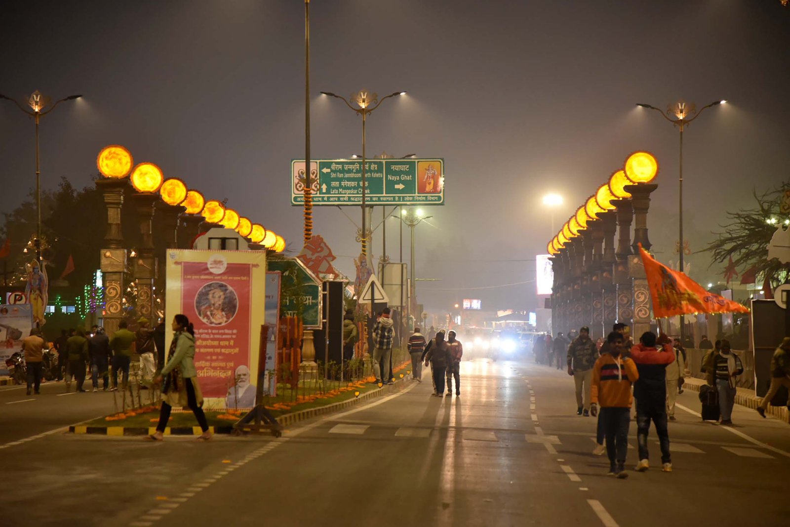 अयोध्या दीपोत्सव 2025 इस बार तकनीकी दृष्टि से ऐतिहासिक बनने जा रहा है। मुख्यमंत्री योगी आदित्यनाथ के निर्देश पर पहली बार 11 एआई कैमरों के जरिए पूरे मेला क्षेत्र की निगरानी की जाएगी। ये कैमरे न केवल भीड़ की गिनती करेंगे, बल्कि संदिग्ध व्यक्तियों की पहचान भी कर सकेंगे। लता चौक, धर्म पथ, राम पथ और राम की पैड़ी पर लगाए गए कैमरे लाइव मॉनिटरिंग करेंगे। एआई आधारित यह सिस्टम सुरक्षा, अनुशासन और श्रद्धालुओं की सुविधा सुनिश्चित करेगा, जिससे दीपोत्सव का आयोजन तकनीकी प्रबंधन का उत्कृष्ट उदाहरण बनेगा।