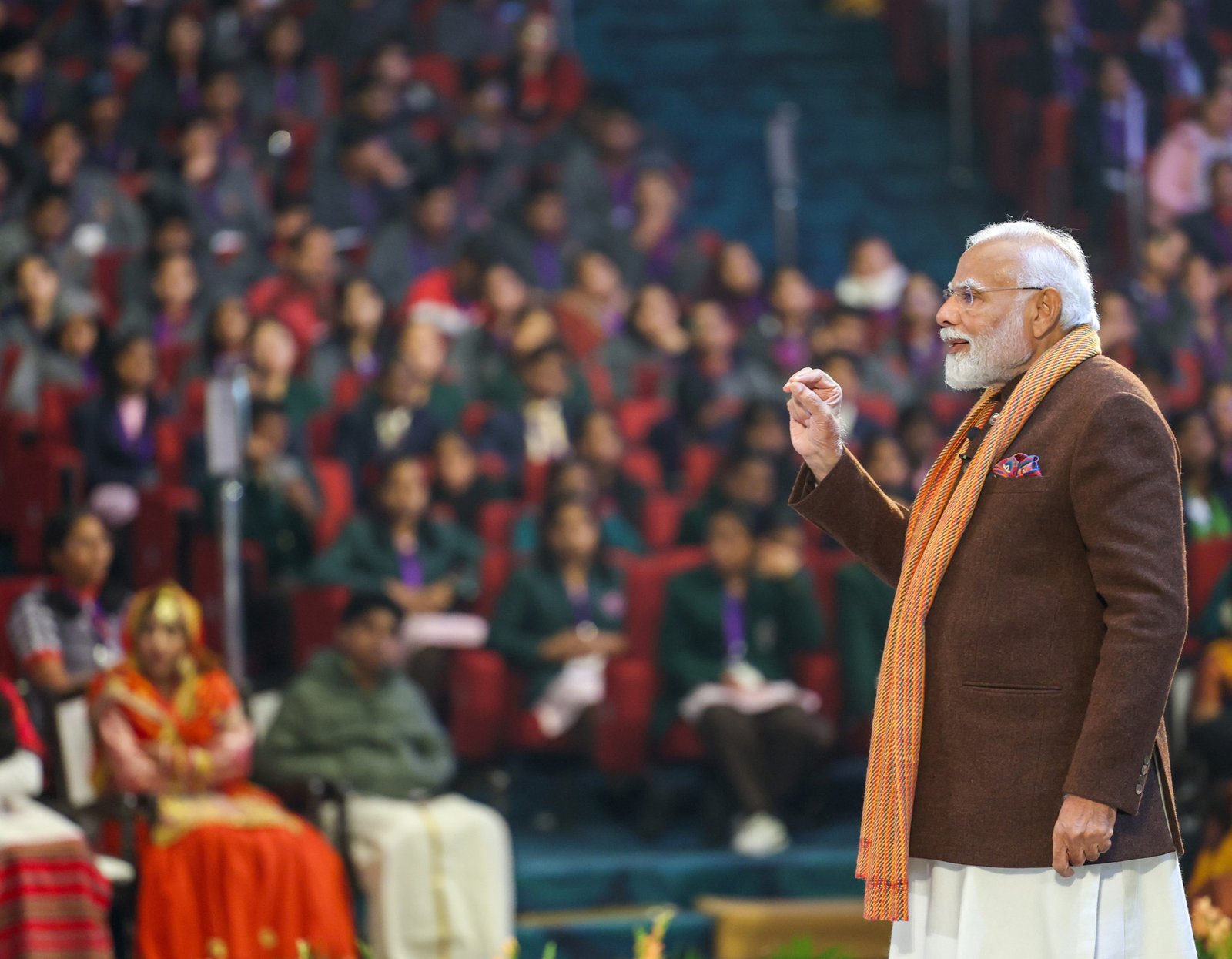 बच्चों की उपलब्धि को अपना विजिटिंग कार्ड ना बनाएं मां बाप : मोदी