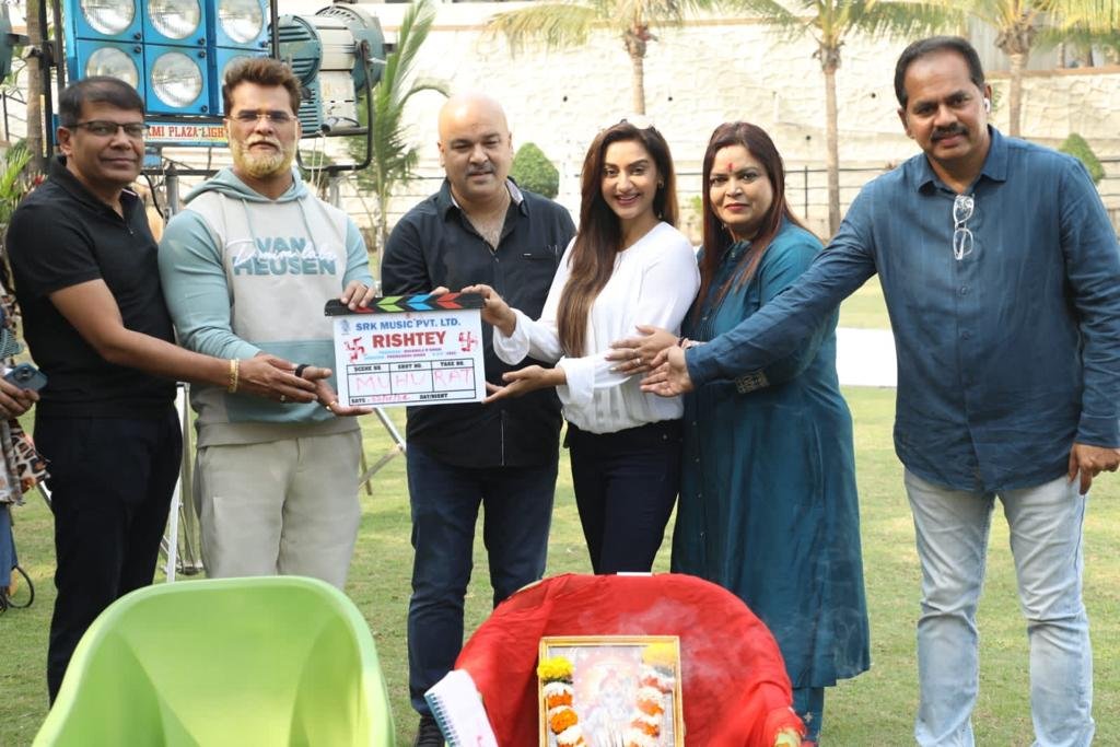 *एस आर के म्यूजिक प्रा. लि. प्रस्तुत खेसारीलाल यादव की अपकमिंग फिल्म "रिश्ते" की शूटिंग मुहूर्त के साथ शुरू*
