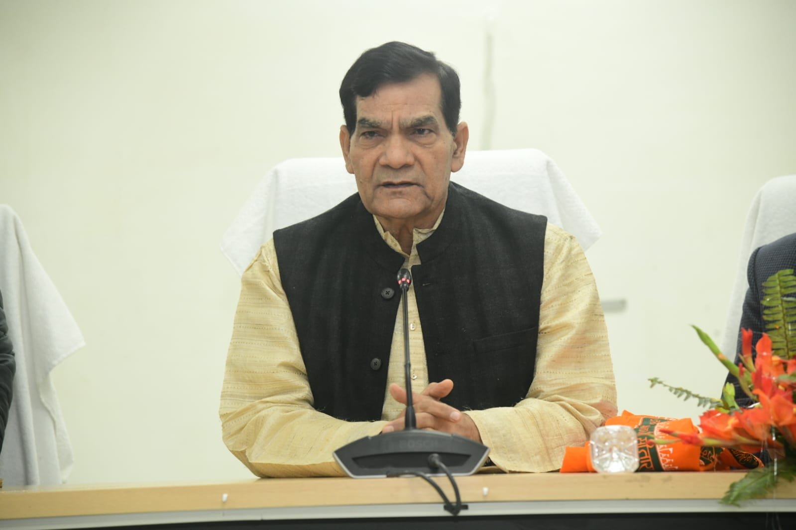 अयोध्या में ऊर्जा मंत्री और यूपीपीसीएल अध्यक्ष ने विद्युत व्यवस्था को लेकर की समीक्षा बैठक