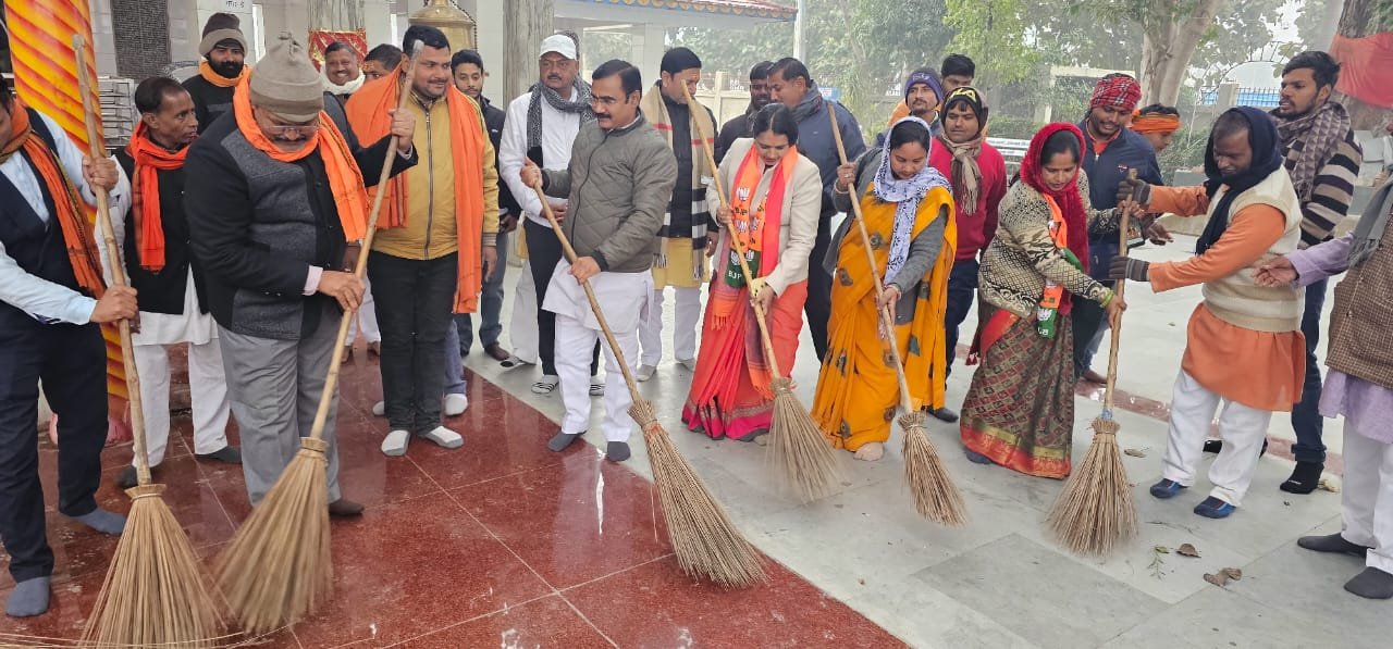 भाजपा क्षेत्रीय अध्यक्ष दिलीप पटेल रोहनियां विधानसभा के बाणासुर मंदिर में किया श्रमदान, चलाया स्वच्छता अभियान