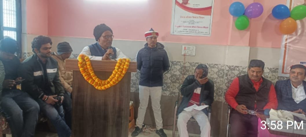 स्मार्ट फोन पाकर खुशी से चहके कौशल विकास मिशन के लाभार्थी