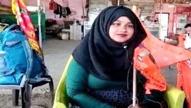 मुबंई से पैदल निकली मुस्लिम युवती का महोबा में अभूतपूर्व स्वागत