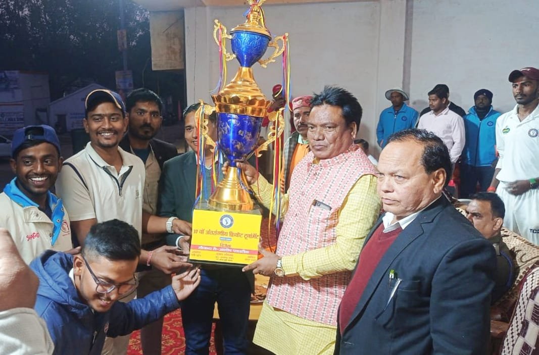 फाईनल मकाबले में दुर्गापुर पश्चिम बंगाल ने दुद्धी को हराकर,विजेता कप पर किया कब्जा