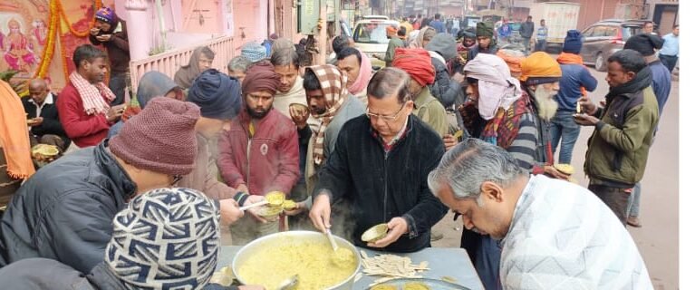 संकल्प अन्नक्षेत्र :श्रद्धालुओं, स्थानीय श्रमिकों व व्यापारियों में प्रसाद वितरण किया गया
