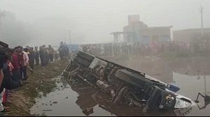 तालाब में ट्रक पलटने से जीजा-साले की मौत