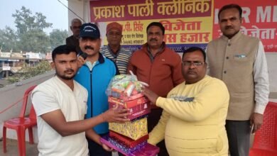 लो स्कोर मधुवापुर बिहार की टीम को रावर्टसगंज ने 7 विकेटों से किया पराजित आज पुनः क्वाटर फाईनल में भिड़ेगी सिंगरौली मप्र से अंतरराज्जीय क्रिकेट टूर्नामेंट का 11वां मैच मैन ऑफ द मैच बने रावर्टसगंज के हरफनमौला खिलाड़ी आशुतोष दुद्धी, सोनभद्र। गत वर्ष 36वें अंतरराज्जीय क्रिकेट टूर्नामेंट की विजेता राबर्ट्सगंज की टीम अतीत उनके पक्ष में और वर्तमान में आत्मविश्वास काफी ऊंचा नजर आया। सोमवार को रावर्टसगंज ने 37वें टूर्नामेंट के अपने पहले मैच में मधुवापुर बिहार को सात विकेटों से हराकर अपना दिग्विजय अभियान जारी रखा। मैच की बावत जानकारी देते हुए आयोजन समिति के संरक्षक मोहम्मद शमीम अंसारी ने बताया कि मैच का टॉस सुपरस्टार रावर्टसगंज के कप्तान संतोष सोनी ने जीता और पहले क्षेत्ररक्षण करने का फैसला किया। बिहार की टीम 16.3 ओवर में मात्र 87 रन बनाते-बनाते ऑल आउट हो गई। रोशन शाह ने पांच चौकों की मदद से सर्वाधिक नाबाद 29 रनों की पारी खेली। उद्घाटक बल्लेबाज वायुमंडल ने 8 रन बनाए। इसके अलावा कोई भी बल्लेबाज दहाई का आंकड़ा नहीं छू पाया। एक्स्ट्रा के रूप में मिले 17 रन बिहार की टीम के स्कोर को 87 रन तक पहुंचाया। सुपरस्टार के गेंदबाजों में नितिन ने तीन, आशुतोष, शिवम व बृजेश ने दो-दो विकेट हासिल किया। दूसरी पारी में बल्लेबाजी के लिए उतरी सुपरस्टार रावर्टसगंज की टीम मात्र 7.3 ओवर में ही अपने तीन विकेट खोकर जीत के निर्धारित लक्ष्य को पूरा कर लिया। राबर्ट्सगंज के बल्लेबाजों में सलामी बल्लेबाज आशुतोष ने पांच छक्कों और एक चौके की मदद से सर्वाधिक 36 रन बनाए। बृजेश ने 18, शिवम ने 17 और अनुराग ने 3 चौके लगाते हुए 12 रन बनाए। बिहार के गेंदबाजों में चंदन ने दो व रोशन शाह ने एक विकेट हासिल किया। बालिंग करते हुए 2 विकेट तथा बल्लेबाजी करते हुए 36 रन बनाने वाले रावर्ट्सगंज के खिलाड़ी आशुतोष को मैन आफ द मैच घोषित कर व्यापारिक प्रतिष्ठानों द्वारा मुहैय्या कराए गए दर्जनों इनामों से मुख्य अतिथि क्षेत्र पंचायत सदस्य उदय जायसवाल द्वारा पुरस्कृत किया गया। 7 विकेटों से शानदार जीत दर्ज करने वाली सुपरस्टार रावर्टसगंज की टीम लगातार अपना दूसरा मैच मंगलवार को सिंगरौली मध्य प्रदेश से क्वाटर फाइनल के रूप में खेलेगी। मैच की अम्पायर रजत राज व अनुराग चौरसिया रहे। कमेंट्री मु. शमीम अंसारी और सुनील जायसवाल व स्कोरिंग अयाज खान तथा अयान खान ने की।