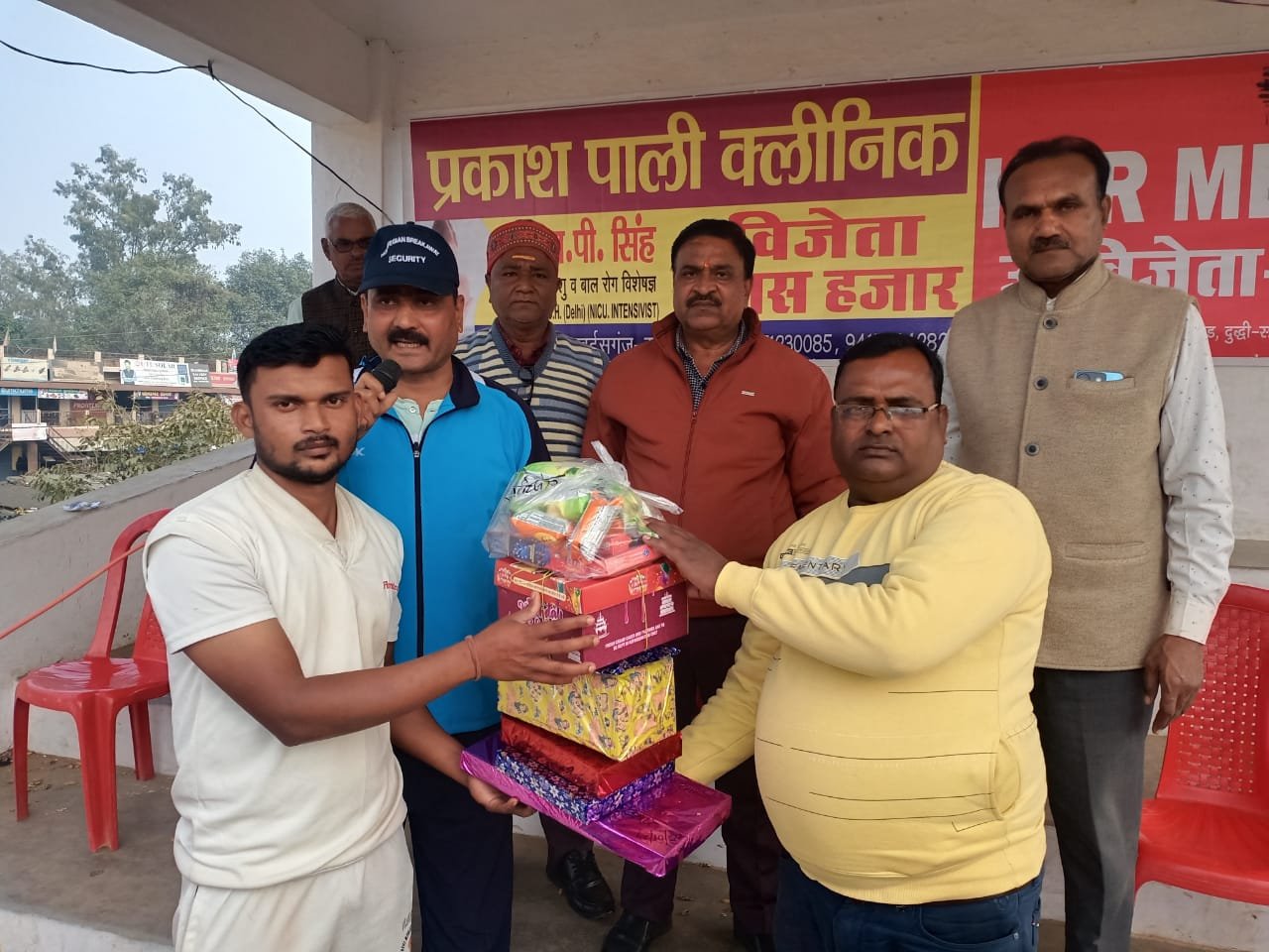 लो स्कोर मधुवापुर बिहार की टीम को रावर्टसगंज ने 7 विकेटों से किया पराजित आज पुनः क्वाटर फाईनल में भिड़ेगी सिंगरौली मप्र से अंतरराज्जीय क्रिकेट टूर्नामेंट का 11वां मैच मैन ऑफ द मैच बने रावर्टसगंज के हरफनमौला खिलाड़ी आशुतोष दुद्धी, सोनभद्र। गत वर्ष 36वें अंतरराज्जीय क्रिकेट टूर्नामेंट की विजेता राबर्ट्सगंज की टीम अतीत उनके पक्ष में और वर्तमान में आत्मविश्वास काफी ऊंचा नजर आया। सोमवार को रावर्टसगंज ने 37वें टूर्नामेंट के अपने पहले मैच में मधुवापुर बिहार को सात विकेटों से हराकर अपना दिग्विजय अभियान जारी रखा। मैच की बावत जानकारी देते हुए आयोजन समिति के संरक्षक मोहम्मद शमीम अंसारी ने बताया कि मैच का टॉस सुपरस्टार रावर्टसगंज के कप्तान संतोष सोनी ने जीता और पहले क्षेत्ररक्षण करने का फैसला किया। बिहार की टीम 16.3 ओवर में मात्र 87 रन बनाते-बनाते ऑल आउट हो गई। रोशन शाह ने पांच चौकों की मदद से सर्वाधिक नाबाद 29 रनों की पारी खेली। उद्घाटक बल्लेबाज वायुमंडल ने 8 रन बनाए। इसके अलावा कोई भी बल्लेबाज दहाई का आंकड़ा नहीं छू पाया। एक्स्ट्रा के रूप में मिले 17 रन बिहार की टीम के स्कोर को 87 रन तक पहुंचाया। सुपरस्टार के गेंदबाजों में नितिन ने तीन, आशुतोष, शिवम व बृजेश ने दो-दो विकेट हासिल किया। दूसरी पारी में बल्लेबाजी के लिए उतरी सुपरस्टार रावर्टसगंज की टीम मात्र 7.3 ओवर में ही अपने तीन विकेट खोकर जीत के निर्धारित लक्ष्य को पूरा कर लिया। राबर्ट्सगंज के बल्लेबाजों में सलामी बल्लेबाज आशुतोष ने पांच छक्कों और एक चौके की मदद से सर्वाधिक 36 रन बनाए। बृजेश ने 18, शिवम ने 17 और अनुराग ने 3 चौके लगाते हुए 12 रन बनाए। बिहार के गेंदबाजों में चंदन ने दो व रोशन शाह ने एक विकेट हासिल किया। बालिंग करते हुए 2 विकेट तथा बल्लेबाजी करते हुए 36 रन बनाने वाले रावर्ट्सगंज के खिलाड़ी आशुतोष को मैन आफ द मैच घोषित कर व्यापारिक प्रतिष्ठानों द्वारा मुहैय्या कराए गए दर्जनों इनामों से मुख्य अतिथि क्षेत्र पंचायत सदस्य उदय जायसवाल द्वारा पुरस्कृत किया गया। 7 विकेटों से शानदार जीत दर्ज करने वाली सुपरस्टार रावर्टसगंज की टीम लगातार अपना दूसरा मैच मंगलवार को सिंगरौली मध्य प्रदेश से क्वाटर फाइनल के रूप में खेलेगी। मैच की अम्पायर रजत राज व अनुराग चौरसिया रहे। कमेंट्री मु. शमीम अंसारी और सुनील जायसवाल व स्कोरिंग अयाज खान तथा अयान खान ने की।