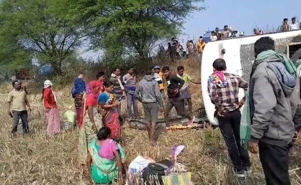 साइड देने के चक्कर में पलटी बस, कई यात्री घायल