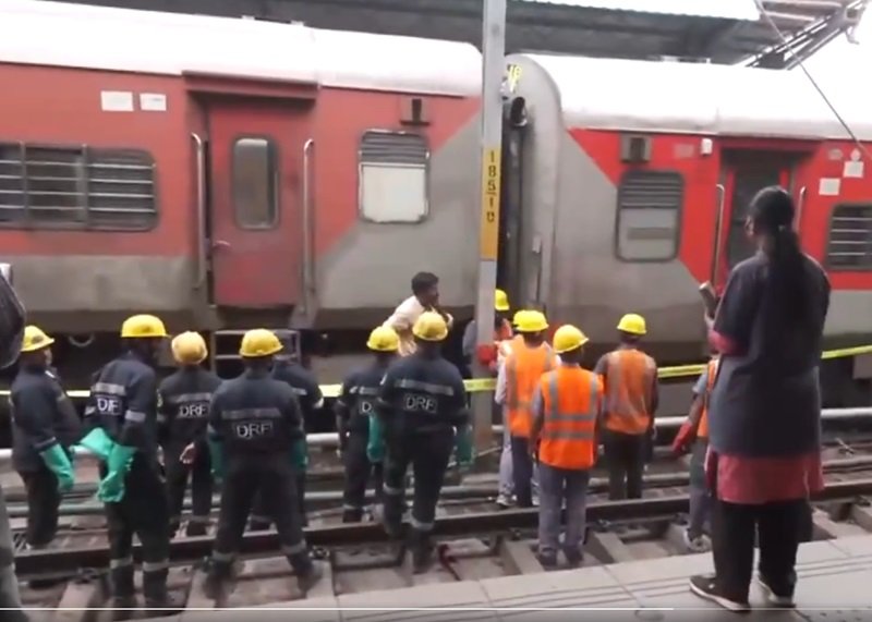 चारमीनार एक्सप्रेस पटरी से उतरी , 10 घायल