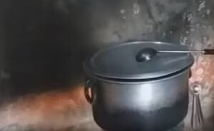 नहीं मिली लकड़ी तो रसोइये ने बेंच जलाकर बनाया मध्यान्ह भोजन