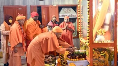 मुख्यमंत्री ने महायोगी गोरखनाथ को चढ़ाई आस्था की पवित्र खिचड़ी