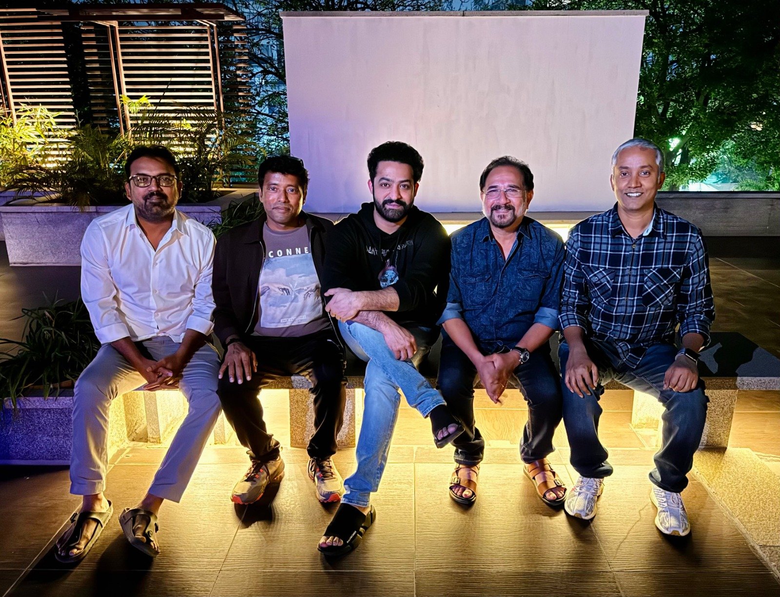 https://cmgtimes.com/man-of-masses-ntr-koratala-siva-ke-devara-first-part-glimpse-released.html
