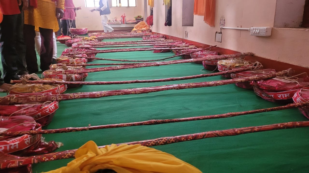 इन उपहारों में वधु पक्ष द्वारा वर पक्ष को नेग के तौर पर भेजे जाने वाली सामग्री फल, मिष्ठान, सोना-चांदी आदि शामिल