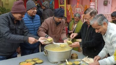 संकल्प अन्नक्षेत्र :श्रद्धालुओं, स्थानीय श्रमिकों व व्यापारियों में प्रसाद वितरण किया गया