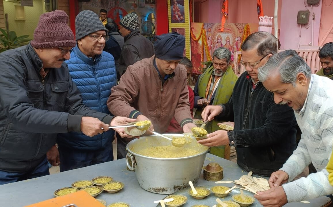 संकल्प अन्नक्षेत्र :श्रद्धालुओं, स्थानीय श्रमिकों व व्यापारियों में प्रसाद वितरण किया गया