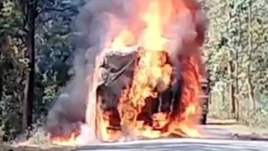 चलते ट्रक में लगी आग, बाल -बाल बचे ड्राइवर और हेल्पर